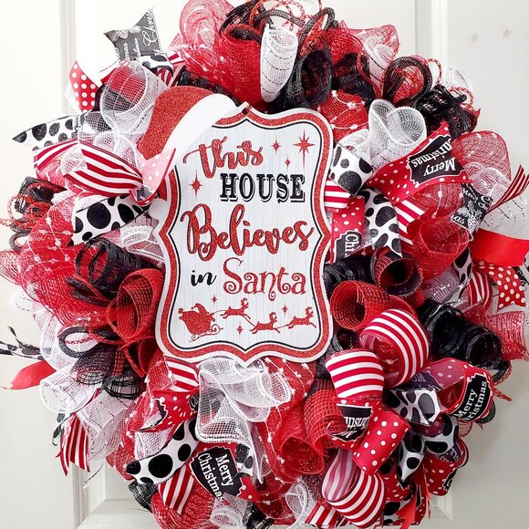 "This House Believes in Santa" Christmas Wreath - Picture 1 of 8